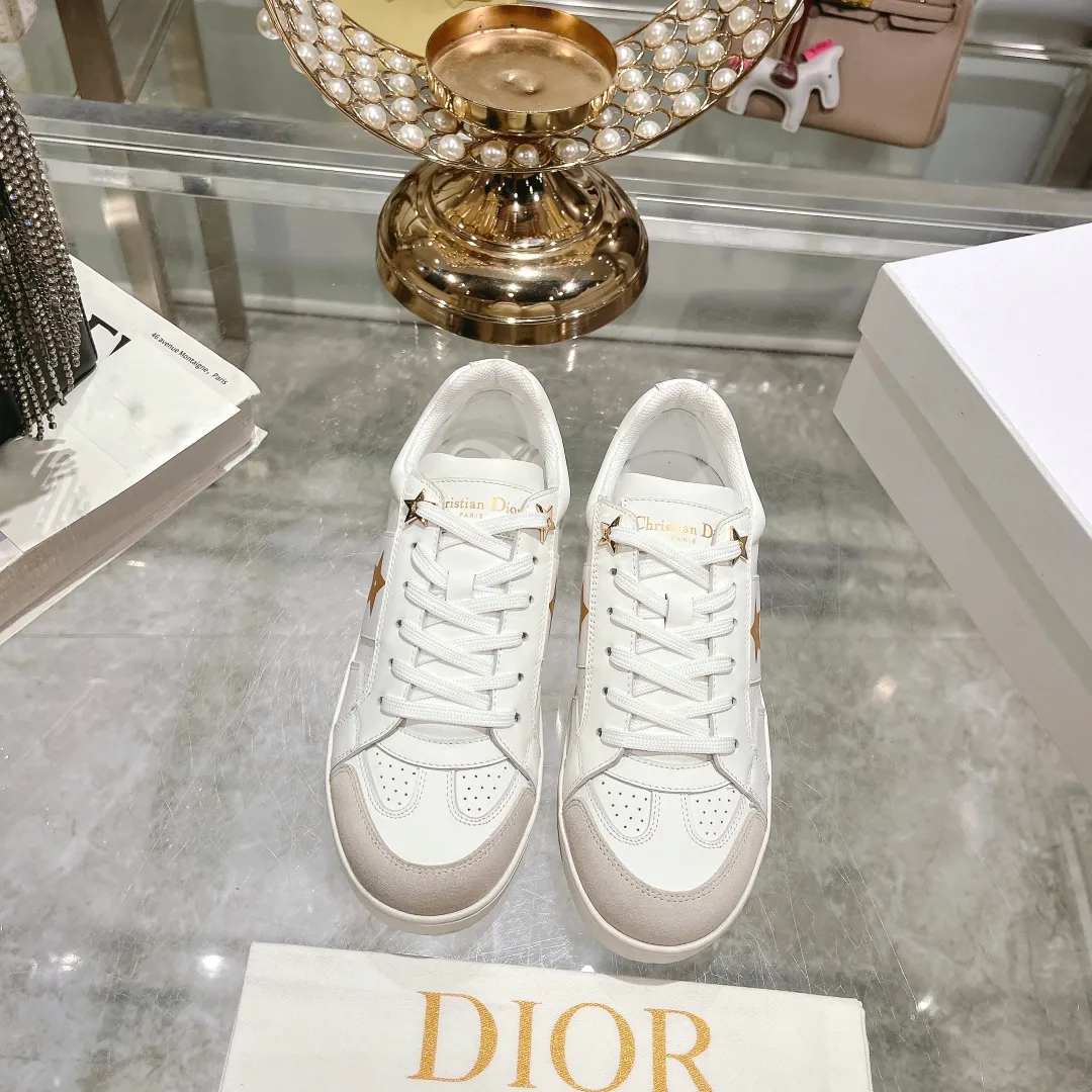 👟👟Ex-factory price 560👟👟Dior2024 new white shoes, Dior Dior Star women's sports shoes, very light summer white shoes. The upper is carefully made of imported suede, decorated with tonal suede panels, metal stars decorate the lace eyelets, and breathable mesh inside. The upper is punched and designed not to stuffy the feet. It is equipped with Christian Dior logo and thin soles. The thick sole is suitable for all seasons! Size: 35-41 (40 and 41 are customized and cannot be returned or exchanged)